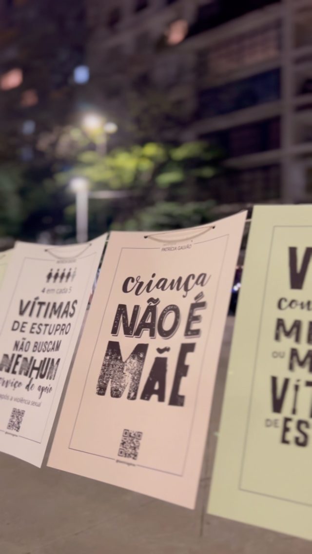 No dia 21/06, o Instituto Patrícia Galvão participou da aula pública contra o PL 1904/24, promovida pela Frente pela Legalização do Aborto de São Paulo, na Praça Roosevelt, localizada na região central da cidade.

O encontro teve como objetivo debater os impactos do projeto de lei na vida de mulheres, meninas e pessoas que gestam, reunindo especialistas e ativistas do movimento feminista. Entre as participantes, esteve Marisa Sanematsu, diretora de conteúdo do Instituto Patrícia Galvão.

Durante o evento, apresentamos o “Varal de Dados”, com informações da pesquisa “Percepções sobre direito ao aborto em caso de estupro”, realizada pelo Instituto Patrícia Galvão em parceria com @ilocomotiva e apoio do Safe Abortion Action Fund (@safe_abortion).

São iniciativas como essas que aproximam as mulheres, meninas e pessoas que gestam do acesso aos direitos sexuais e reprodutivos, permitindo uma vida digna e livre de violências.

Arquiva já, Lira! 

#InstitutoPatríciaGalvão #CriançaNãoÉMãe #EstupradorNãoÉPai #ArquivaPL1904 #PL1904NÃO #PLDaGravidezInfantil #AbortoLegalESeguro #AbortoLegal #AbortoÉDireito