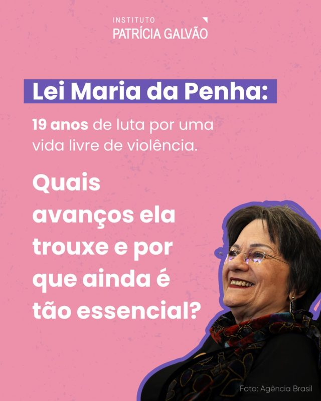 Você sabe quem foi Maria da Penha?

Maria da Penha Maia Fernandes é uma mulher brasileira que sobreviveu a duas tentativas de feminicídio cometidas pelo então marido, que a deixou paraplégica.

Mesmo após denunciar, o agressor permaneceu impune por anos. Foi só depois que ela levou o caso até a Corte Interamericana de Direitos Humanos (CIDH) que o Brasil foi responsabilizado por negligência.

A partir desse processo, foi criada a Lei Maria da Penha (nº 11.340/06) — um marco no enfrentamento à violência doméstica e familiar contra mulheres.

Hoje, essa lei completa 19 anos. E embora tenhamos conquistado avanços importantes, como a criação de serviços especializados e ações como a Patrulha Maria da Penha, ainda enfrentamos muitos desafios.

No carrossel, explicamos o que essa lei garante, os impactos que ela teve e por que é fundamental que ela continue sendo aplicada e fortalecida.

📲 Deslize para entender mais e compartilhe com outras mulheres. Informação salva vidas.
 
#InstitutoPatriciaGalvão #MariaDaPenha #LeiMariaDaPenha #AgostoLilás #PelaVidaDasMulheres