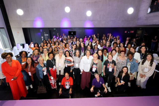 Na última quarta-feira (29), realizamos o evento de lançamento da pesquisa “20 anos da Lei Maria da Penha: percepção da sociedade brasileira”, realizada pelo Instituto Patrícia Galvão em parceria com o Instituto Locomotiva (@ilocomotiva) e com apoio da Uber.

O encontro reuniu especialistas em direitos das mulheres e enfrentamento à violência de gênero, Promotoras Legais Populares (PLPs) do Estado de São Paulo e convidadas especiais para discutir e acompanhar dois painéis sobre os avanços conquistados e os desafios que ainda persistem no enfrentamento à violência contra as mulheres, no marco em que que a Lei Maria da Penha completa 20 anos.

Foi uma manhã de escuta, troca de experiências e construção coletiva de conhecimento, fortalecendo o compromisso de seguir na luta por uma vida livre de violências para todas as mulheres brasileiras. 

Nosso agradecimento especial à União de Mulheres, ao Instituto Locomotiva, ao Instituto Maria da Penha e à Uber pelo apoio, pela parceria e pela presença neste momento tão importante. Que possamos seguir junt@s fortalecendo o enfrentamento à violência contra as mulheres! ✊💜

📸 Marcos Sugüio

#InstitutoPatríciaGalvão #LeiMariadaPenha #20AnosDaLeiMariaDaPenha #ViolênciaContraAsMulheres #PelaVidasDasMulheres