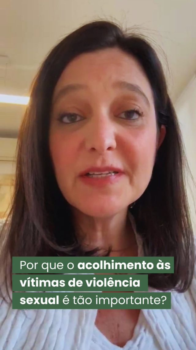 O 28 de setembro, Dia de Luta pela Descriminalização do Aborto na América Latina e Caribe, está chegando. A data reforça a importância de garantir que meninas e mulheres tenham acesso a informações, cuidado e aos seus direitos reprodutivos.

Para meninas e mulheres vítimas de violência sexual, buscar o aborto legal pode ser um momento marcado por medo, insegurança e muitas dúvidas. Por isso, o acolhimento faz toda a diferença.

Acolher não é apenas uma responsabilidade dos serviços de saúde, mas uma tarefa de todos: ouvir sem julgamentos, respeitar as escolhas, não culpabilizar e oferecer apoio quando alguém próximo compartilha uma experiência de violência.

Neste vídeo, a psicóloga Daniela Pedroso, mestre em Saúde Materno-Infantil, que atua há 29 anos com violência de gênero e abortamento previsto em lei, fala sobre a importância desse acolhimento e sobre como uma abordagem cuidadosa pode fazer diferença para quem busca o aborto legal após uma violência sexual.

#InstitutoPatríciaGalvão #ViolênciaSexual #Estupro #AbortoLegal #DireitosSexuaisEReprodutivos